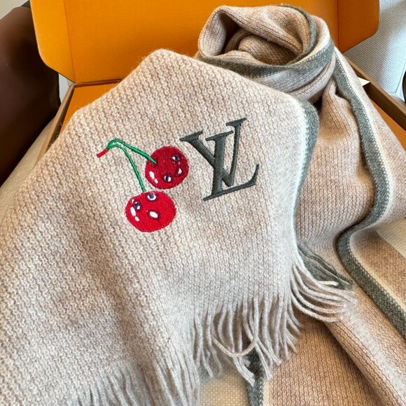 Louis Vuitton Women's Scarf - Picture 3 of 4